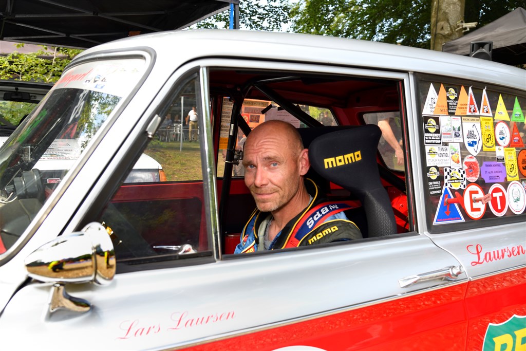 Engang en populær bil, i dag yderst sjælden. Lars Skou Laursen giver den gas i sin Hillman Imp fra 1965.
(Foto: Intercom, Michael Eisenberg)
